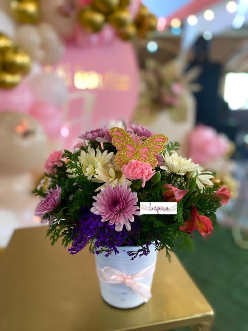 Centro de mesa decorativo con flores y globos