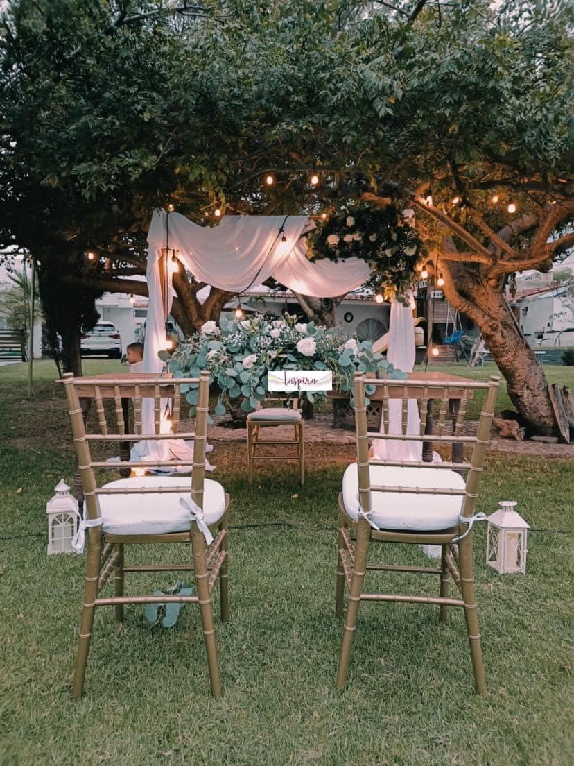 Decoración para boda civil con arreglos florales