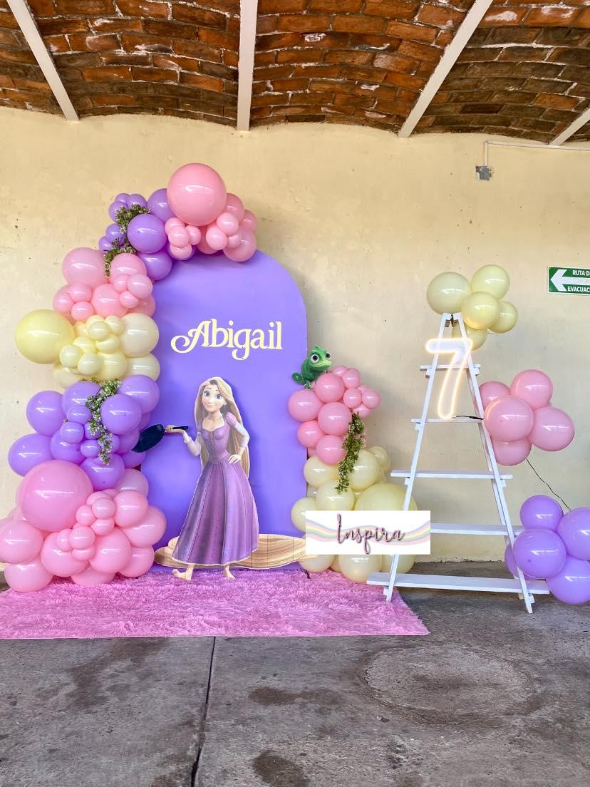 Decoración temática princesas — globos y mesa dulce